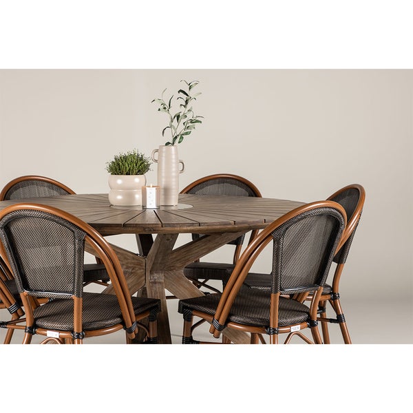 Runder Gartentisch aus Holz mit Stühlen und Dekoration