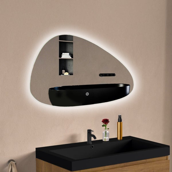 Organisch geformter Badezimmerspiegel mit umlaufender LED Beleuchtung und Touch Schalter über einem schwarzen Waschbecken.
