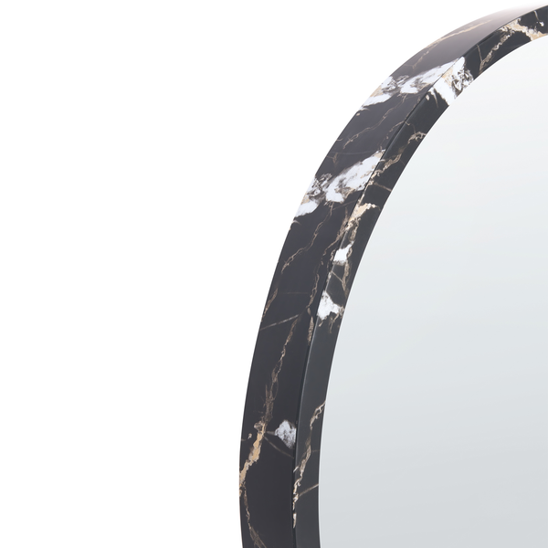 Detailansicht eines runden Spiegels mit marmoriertem Rahmen
