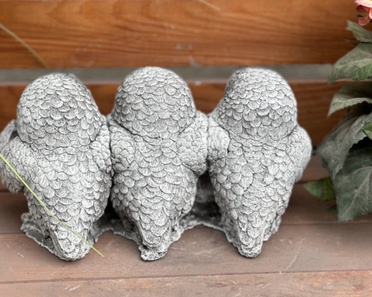 Gartenfigur Drei Eulen nebeneinander aus Steinguss, Rückansicht mit detaillierter Federstruktur.