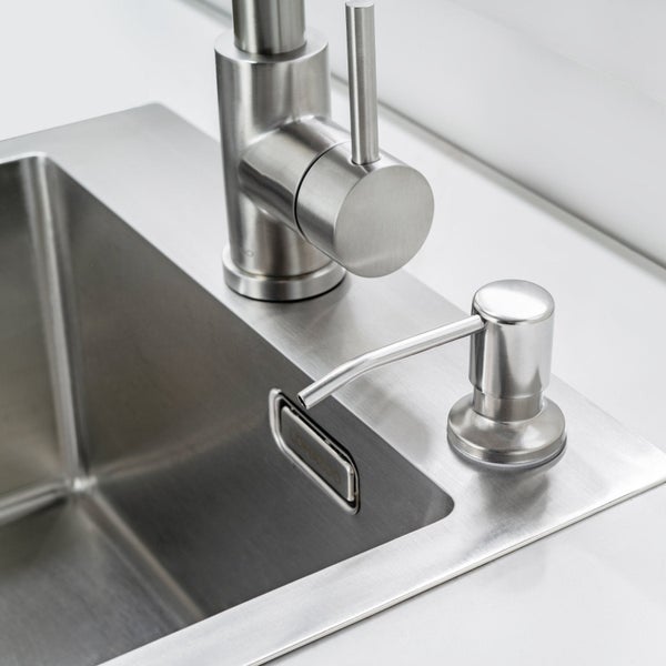 Edelstahl Einbauspüle mit Spültischarmatur und integriertem Seifenspender in moderner Küche