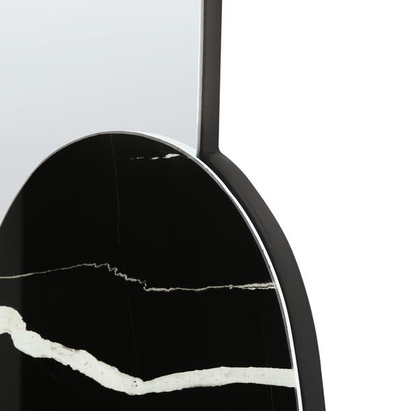 Detailansicht eines runden Spiegels mit schwarzem Rahmen und Marmorplatte