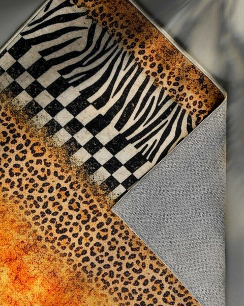 Teppich mit Mustermix aus Leopardenprint, Zebramuster und Schachbrettmuster sowie rutschfester Rückseite.