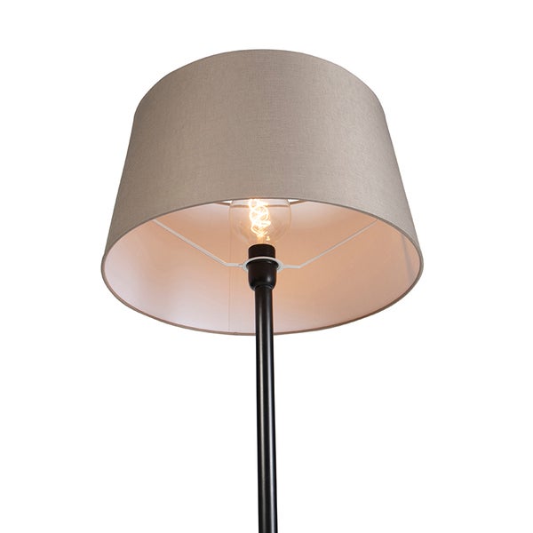 Stehlampe mit Lampenschirm und Glühbirne