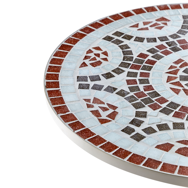 Teppich mit Zickzackmuster, zusammengerollt.