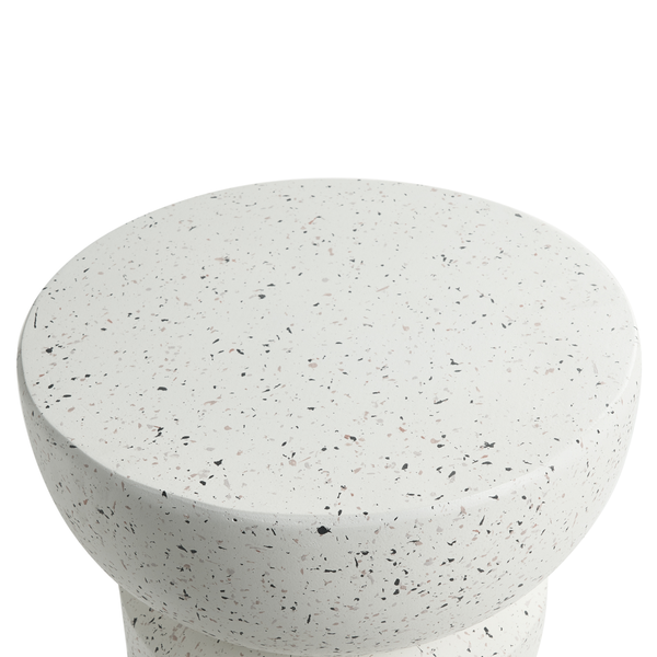 Runder Hocker in Terrazzo-Optik mit glatter Oberfläche.