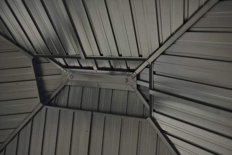 Gartenszene mit Esstisch aus Holz, vier Korbsesseln und Dekoration