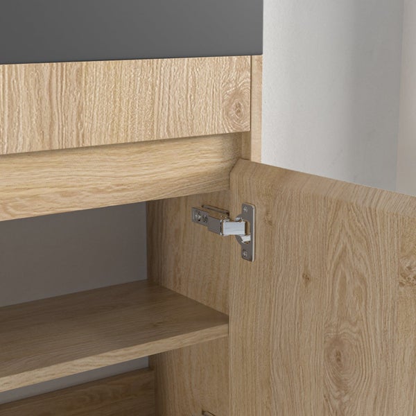 Geöffneter Badezimmerschrank in Holzoptik mit sichtbarem Metallscharnier und Einlegeboden