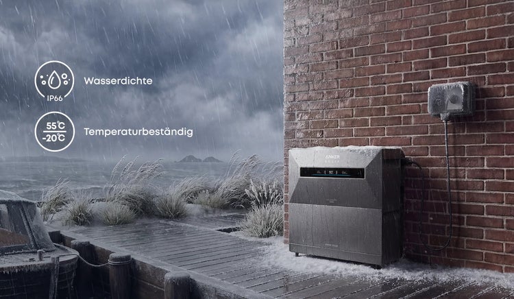 Anker SOLIX Solarbank Speicher an einer Hauswand bei Regen und Schnee, wasserdicht nach IP66 und temperaturbeständig von minus 20 bis 55 Grad.