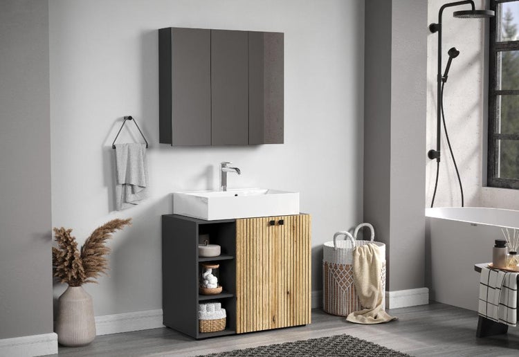 Modernes Badezimmer mit Waschbeckenunterschrank, Spiegelschrank und Badewanne