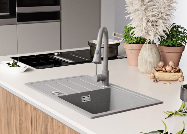 Küchenszene mit Spüle, Armatur und Dekoration auf einer hellen Arbeitsplatte