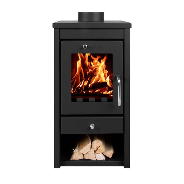 Schwarzer Kaminofen mit Glasscheibe, brennendem Holzfeuer, integriertem Holzfach unten und einer Schublade.