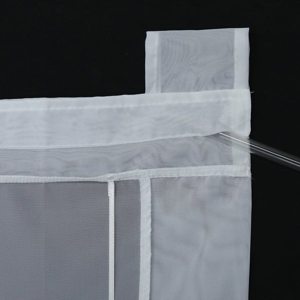 Detailaufnahme einer weißen Scheibengardine mit Stangendurchzug