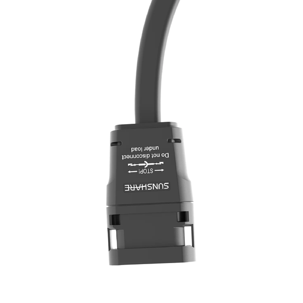 Nahaufnahme eines Sunshare Photovoltaik-Steckverbinders mit Kabel und Sicherheitshinweis Nicht unter Last trennen.