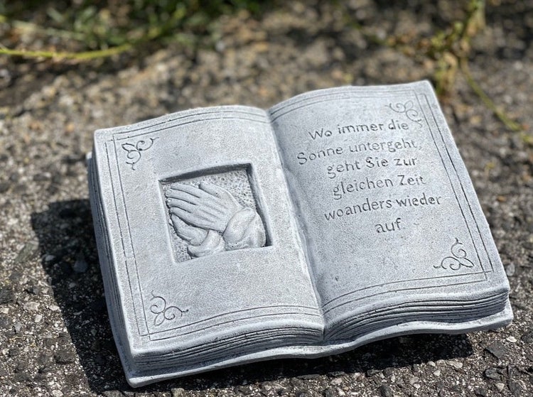 Grabschmuck Buch aus Steinguss mit betenden Händen und Spruch