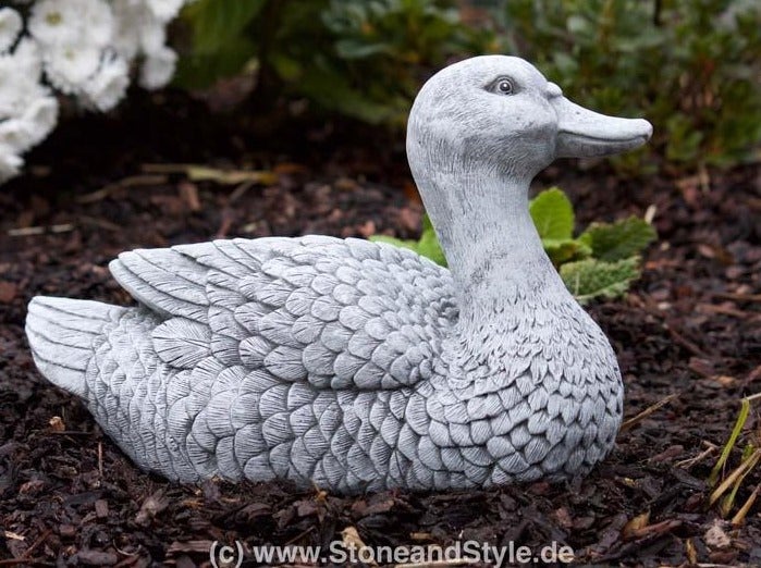 Gartenfigur in Form einer Ente aus Steinguss für die Gartendekoration.