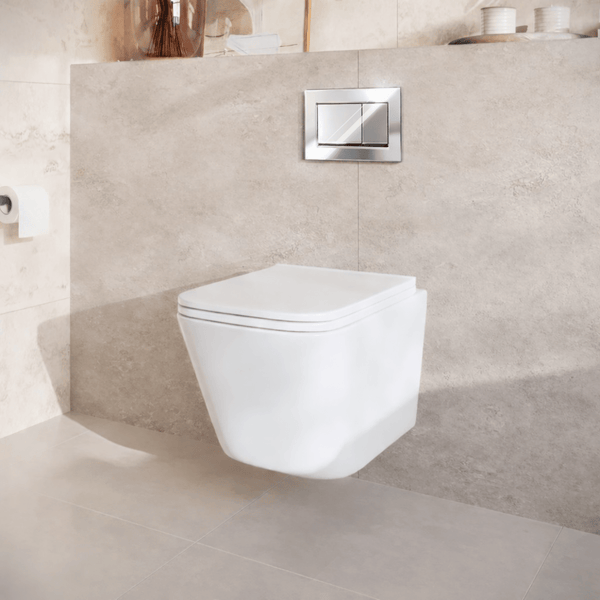 Wandhänge WC in modernem Badezimmer mit quadratischer Betätigungsplatte vor einer Wand mit hellen Steinzeugfliesen.