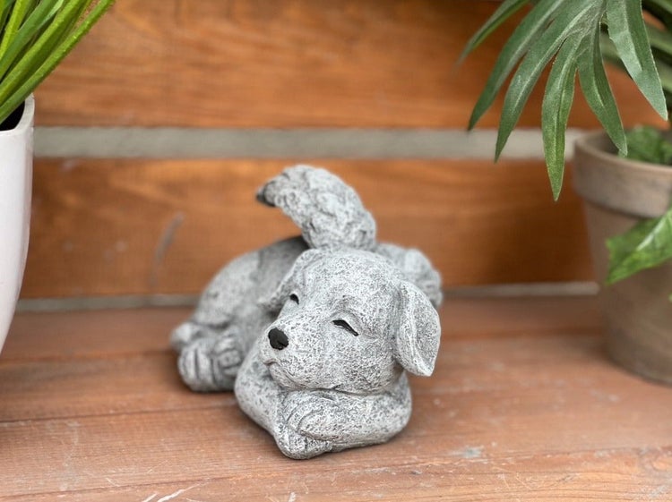 Steinfigur liegender Hund als dekorative Gartenfigur aus witterungsbeständigem Material
