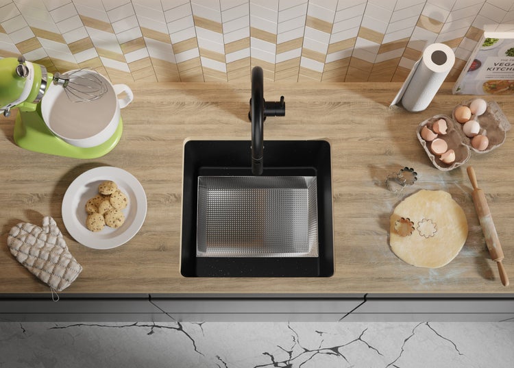 Küchenszene mit Spüle, Armatur, Kochutensilien und Zutaten