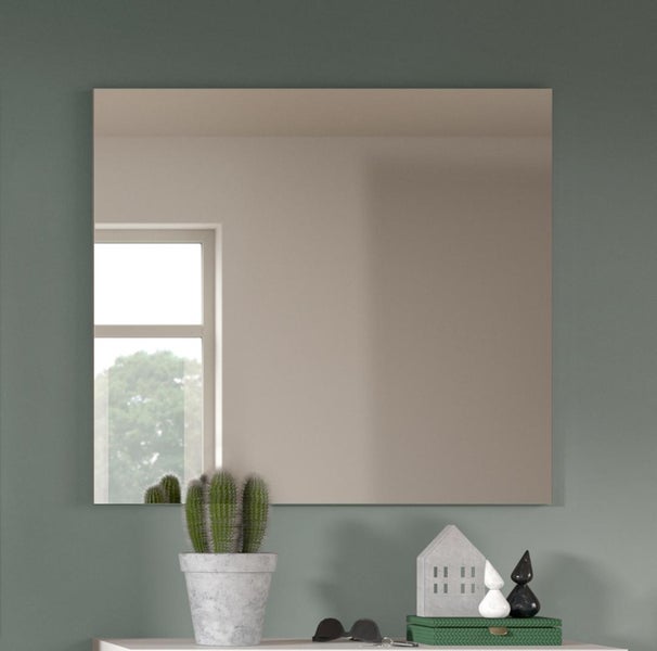 Rechteckiger Spiegel über einem Tisch mit Dekoration