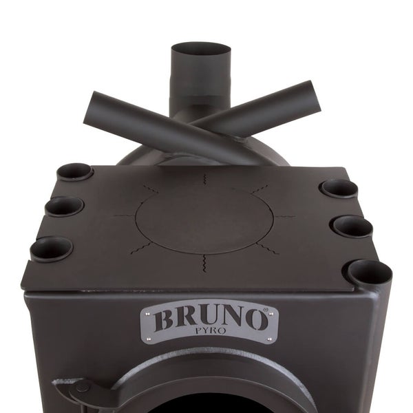 Detailansicht eines Bruno Pyro Holzofens mit Kochfeld und Rohranschluss