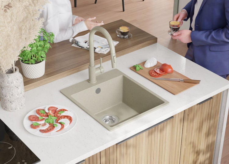 Küchenszene mit Spüle, Armatur, Lebensmitteln und Personen