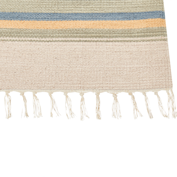 Flachgewebter Teppich mit Streifenmuster und Fransen an der Kante, aus Baumwolle gefertigt.