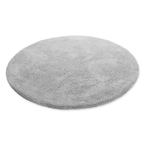 Runder hellgrauer Badteppich aus weichem Material mit flauschiger Oberfläche.
