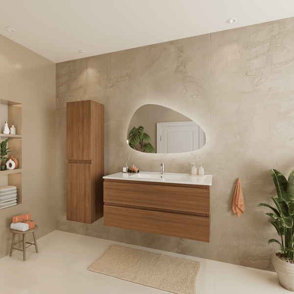 Modernes Badezimmer mit Waschtisch, Hochschrank aus Holz, organisch geformtem Spiegel mit Beleuchtung und strukturierten Fliesen.