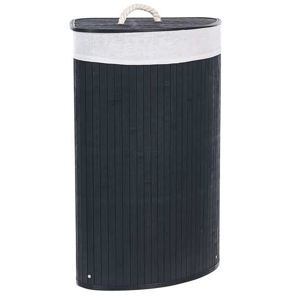 Wäschekorb aus Bambus in halbrunder Form mit schwarzen vertikalen Lamellen, hellem Stoffeinsatz und einem Seilgriff am Deckel.