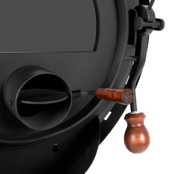 Detailansicht eines Kaminofens mit Luftzufuhrregler und Holzgriff