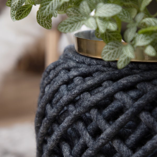 Tischleuchte mit grauem Schirm und Holzfuß