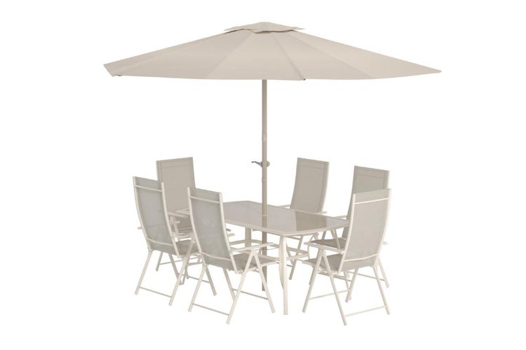 Gartenmöbel-Set bestehend aus sechs klappbaren Stühlen, einem Tisch mit Glasplatte und einem Sonnenschirm.