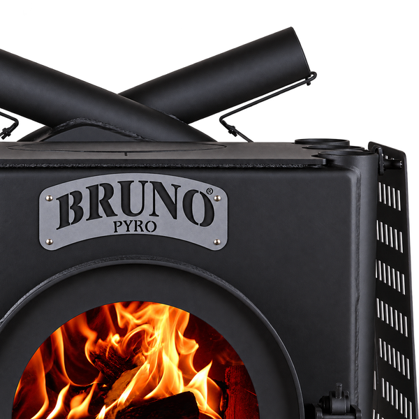 Detailansicht eines Bruno Pyro Holzofens mit brennendem Feuer im Ofenraum und prominentem Bruno Pyro Logo.