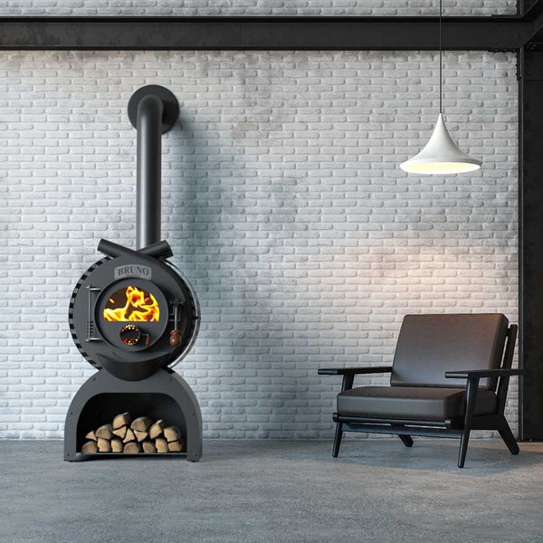 Holzofen im Raum mit Sessel und Brennholz