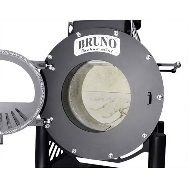 Holzofen mit offener Tür und runder Brennkammer