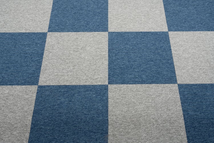 Teppichfliesen aus Nadelfilz mit Schachbrettmuster in Blau und Grau