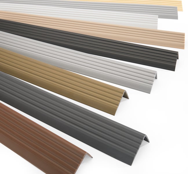 Mehrere Treppenkantenprofile aus verschiedenen Materialien