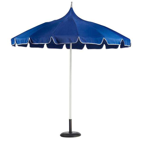 Geschlossener blauer Sonnenschirm mit weißem Mast und schwarzem Standfuß.