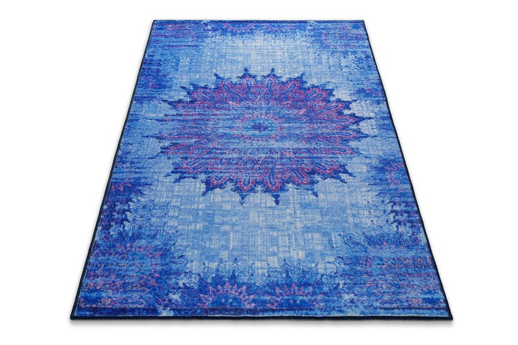 Rechteckiger Teppich mit Mandala-Muster und ornamentaler Bordüre im Vintage-Stil.