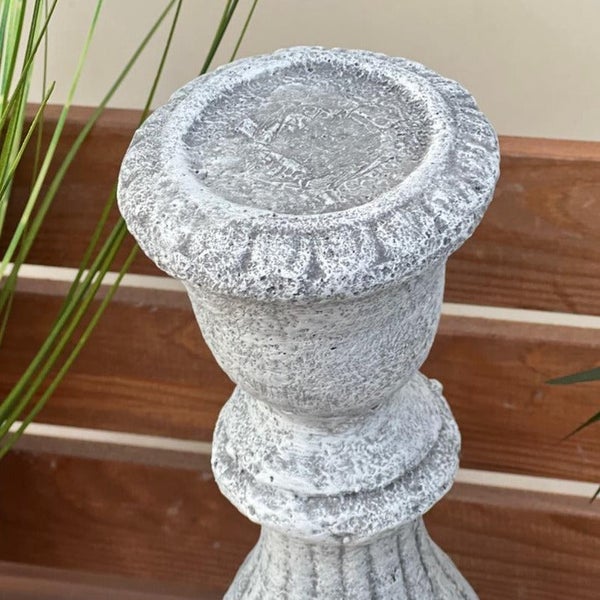 Dekorative Steinsäule als Pflanzgefäß oder Podest für den Garten
