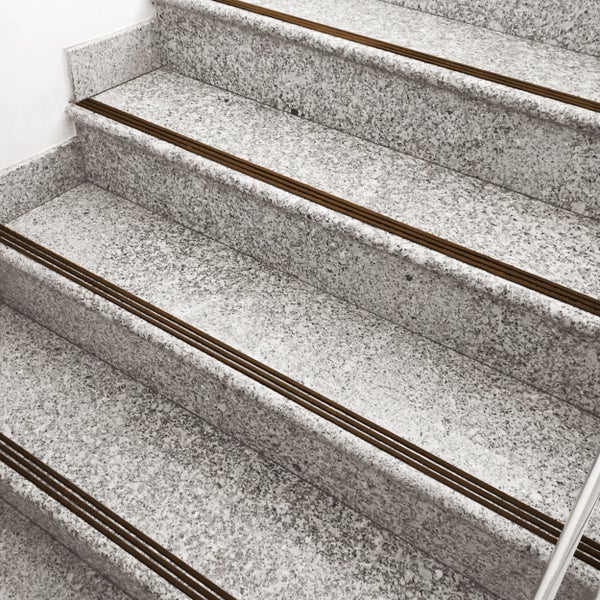 Treppe mit Antirutschprofilen