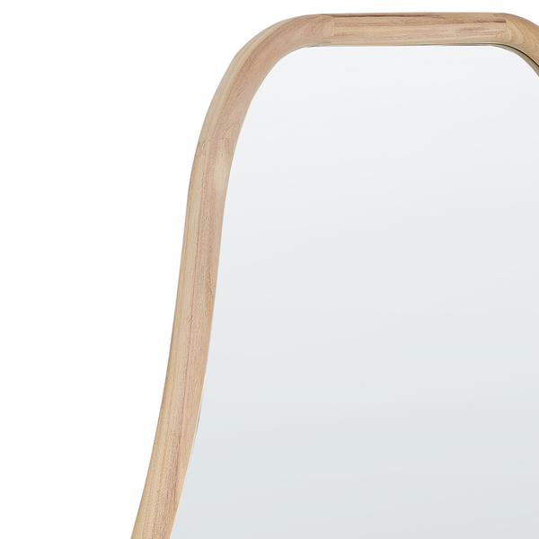 Detailansicht eines Spiegels mit Holzrahmen