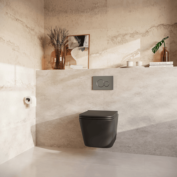Modernes Badezimmer mit wandhängendem WC in Schwarz und Betätigungsplatte vor einer beigen Natursteinwand mit Dekoration.