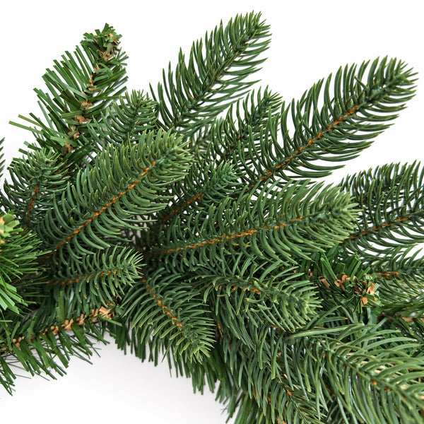 Künstlicher Tannenzweig für weihnachtliche Dekorationen