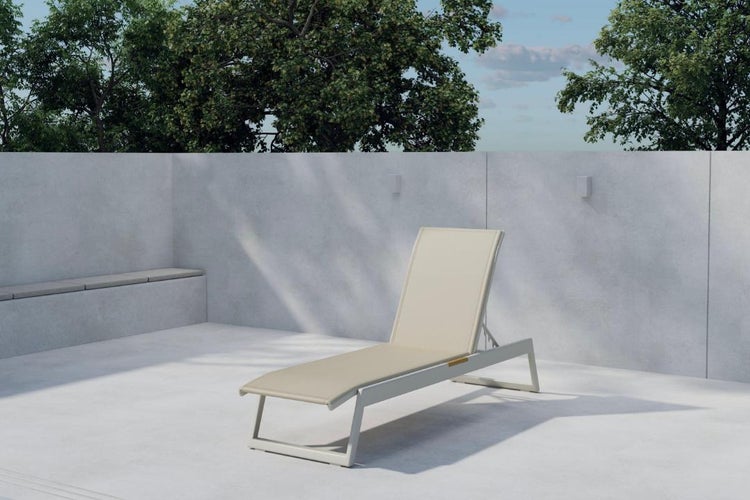 Gartenszene mit einer hellen Gartenliege im Freien