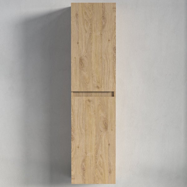 Hochschrank für das Badezimmer in Eichenoptik mit zwei Türen und einer Griffmulde.
