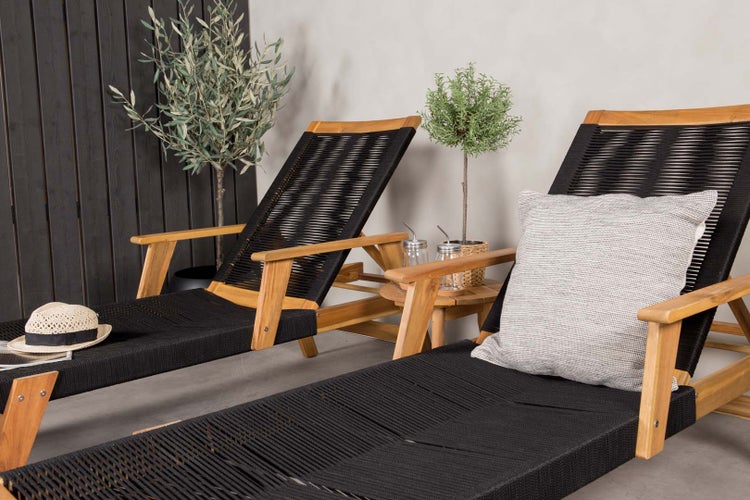 Wohnzimmerszene mit Sofa und Wandtapete mit floralem Magnolienmuster