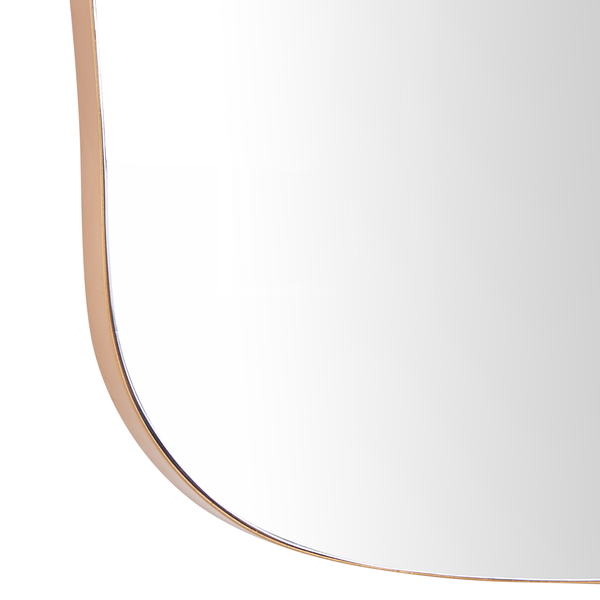 Nahaufnahme eines Spiegels mit abgerundeter Ecke und einem dünnen Metallrahmen.