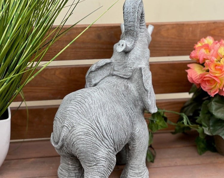 Dekorative Gartenfigur Elefant aus Stein für die Gartendekoration